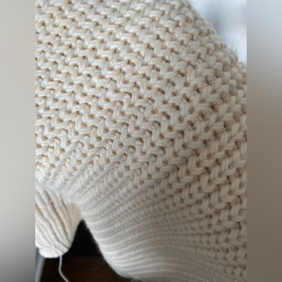 H&M chunky knit sweater vest in Beige color. - Picture 2 of 5